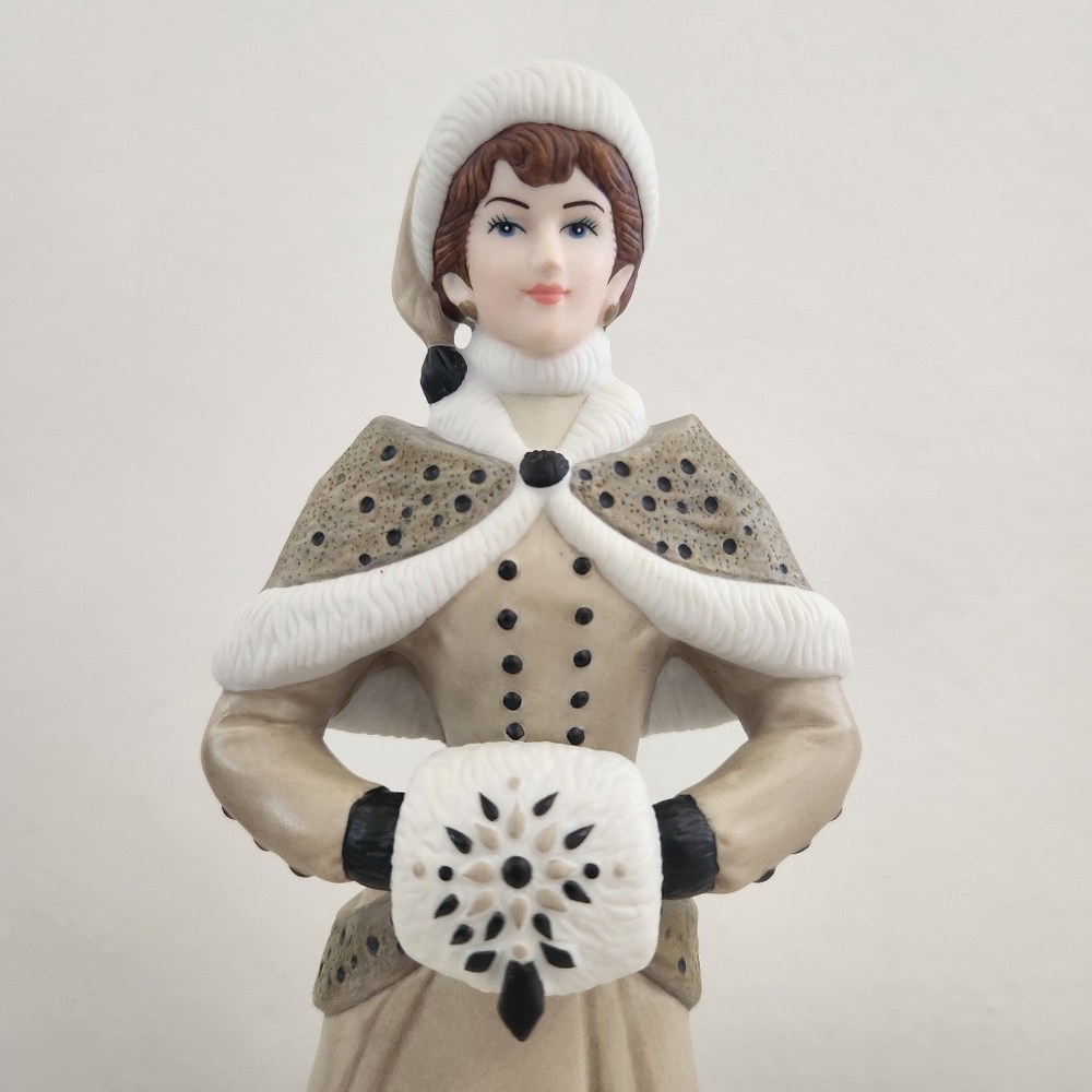 Avon Mrs. Albee 2014 Figurine  Collector’s Edition - Picture 3 of 16